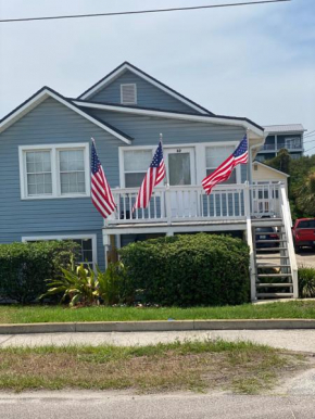 Renovated 2 Bedroom Apartment Steps from the Beach